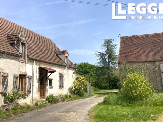Propriété équestre. Maison de 3 chambres, 7 écuries dans 2 grandes granges, 13 hectares de prés et manège