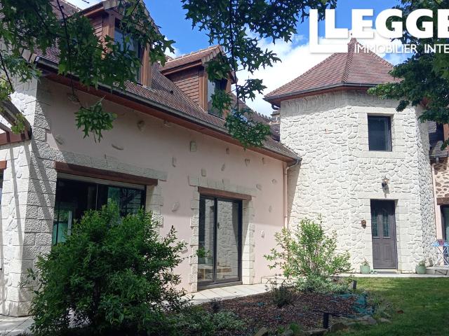 Propriété équestre sur presque 3 hectares, avec bois et ruisseau, maison de 4 chambres, grange et piscine