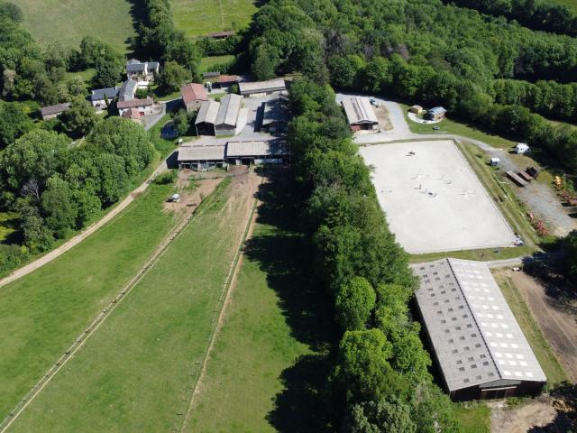 Propriété équestre prémium avec 6 maisons sur 41 hectares