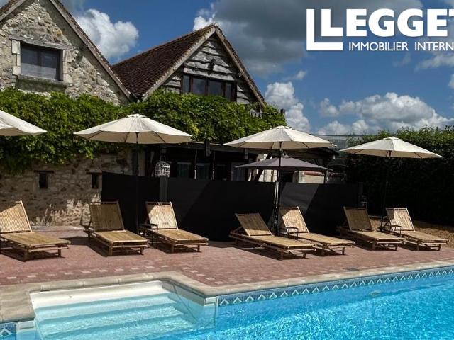 Propriété exceptionnelle comprenant deux grandes maisons avec piscine. Offrant un potentiel locatif. Superbe
