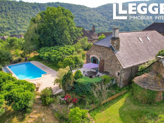 Propriété exceptionnelle avec vue panoramique, piscine à débordement, charme et authenticité pour cette maison