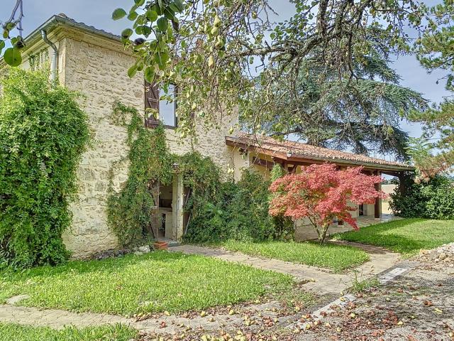 Propriété exceptionnelle avec maison principale et gîte, piscine chauffée et vaste terrain arboré