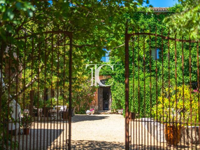 Propriete Exceptionnelle Du Xviiieme 4.4Ha De Terrain 466m² Uzès