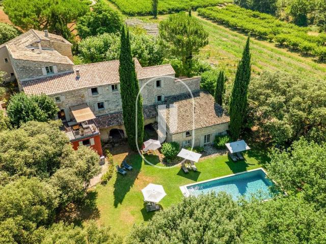 Propriété exceptionnelle en pierre à vendre au pied du Vento. 540m² Malaucène