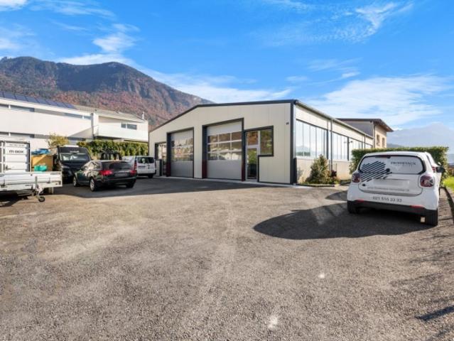 Propriété exceptionnelle en zone artisanale comprenant trois logements et un atelier