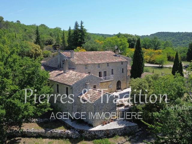 Propriété exceptionnelle isolée, en pierre, à Reillanne, ave. 482m² Reillanne