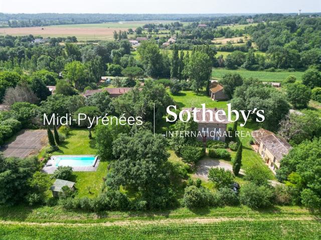 Propriété familiale avec deux maisons, parc piscine et tenni. 484m² Lherm
