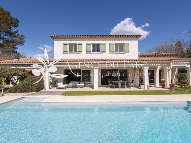 Propriété familiale avec dépendance Jardin paysager Pisc. 248m² Roquefort les Pins