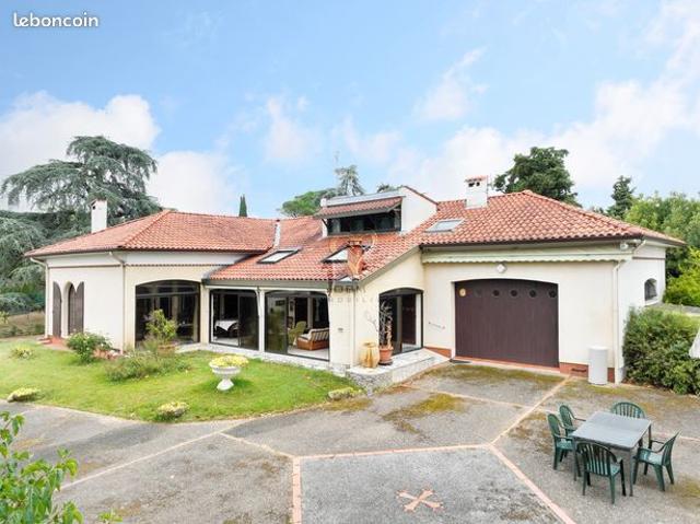 Propriété familiale avec parc arboré de plus de 2 250 m²