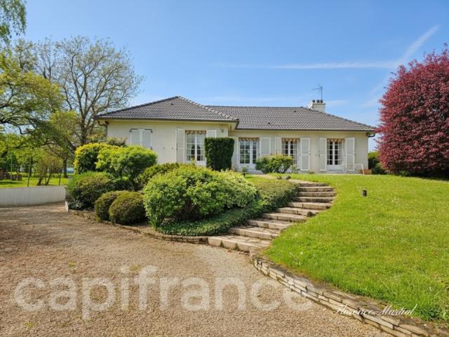 Propriété familiale avec piscine et terrain de tennis