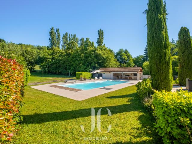 Propriété familiale avec piscine et pool house
