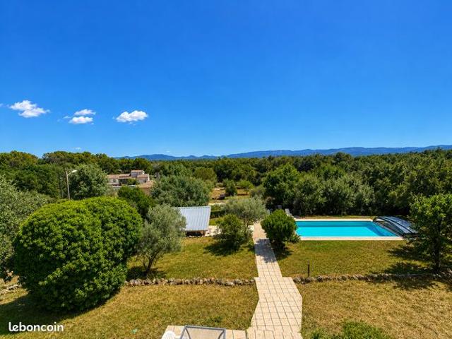 Propriété familiale avec piscine, grands volumes et terrain d'environ 4 900 m²