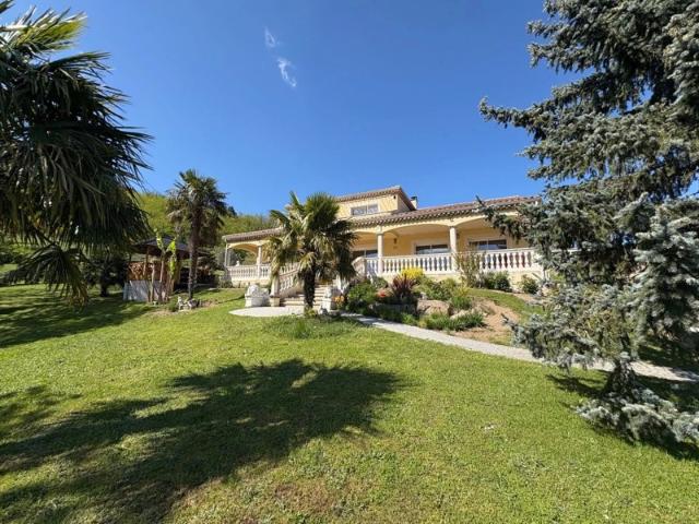 Propriété familiale avec vue sur parc constructible