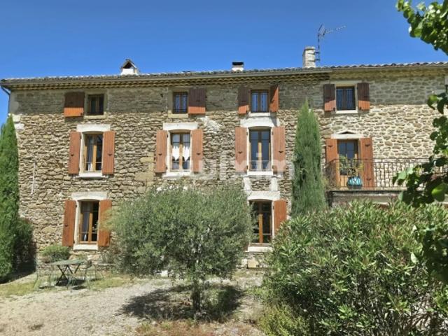 Propriété familiale coeur de village avec piscine
