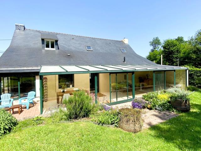 Propriété en pierre 208 m² dont 45 m² de véranda + grange 180 m² – Accessible PMR – 7000 m² – 20 min de Vannes!