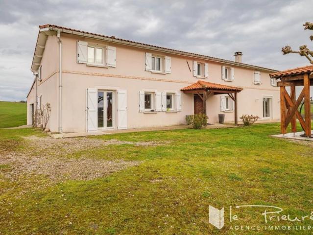 Propriété familiale de 305 m² avec terrain de 8 ha environ, piscine et belles dépendances