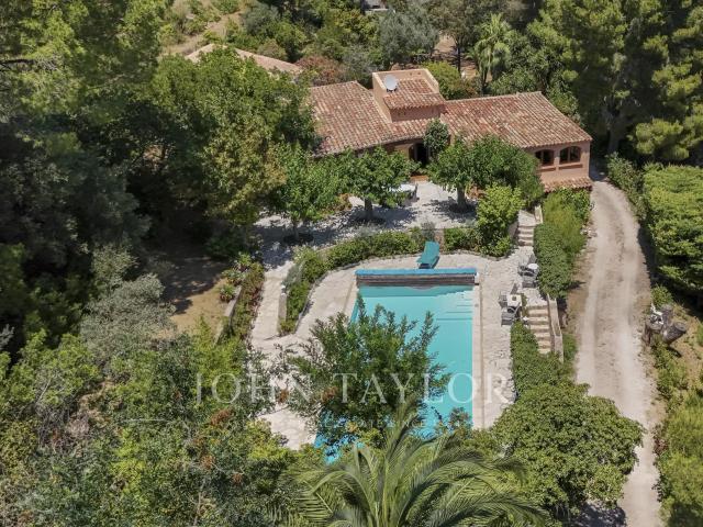 Propriété familiale sur plus de 4 000 m² de terrain avec piscine et vue dégagée – Bandol