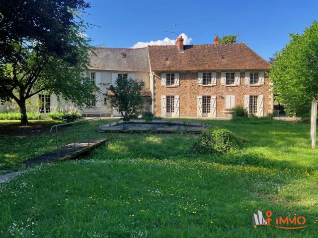 Belle longère aux abords de Sancerre, parc 13000m2 avec piscine