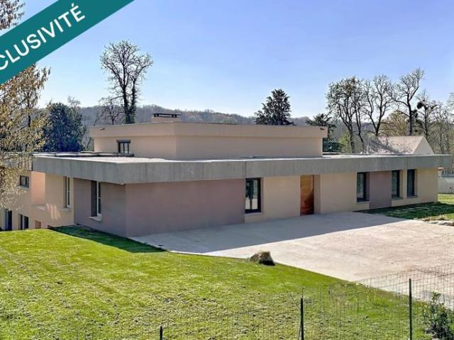 Propriété hors norme au style contemporain