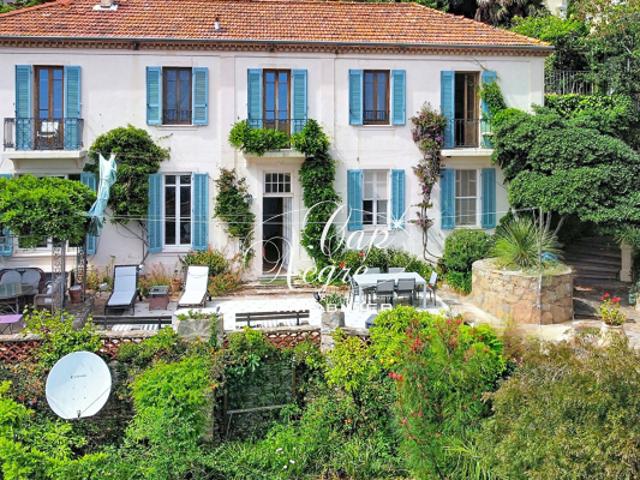 PROPRIETE HISTORIQUE 10 PIECES AVEC MAGNIFIQUE VUE MER ET JARDIN LUXURIANT