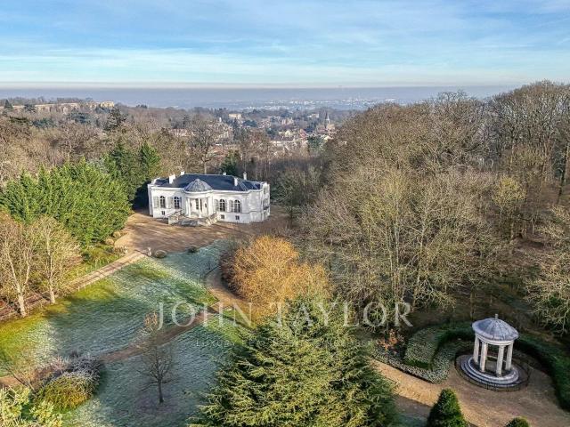 Propriété historique au sein d'un parc de 2 hectares 700m² Louveciennes