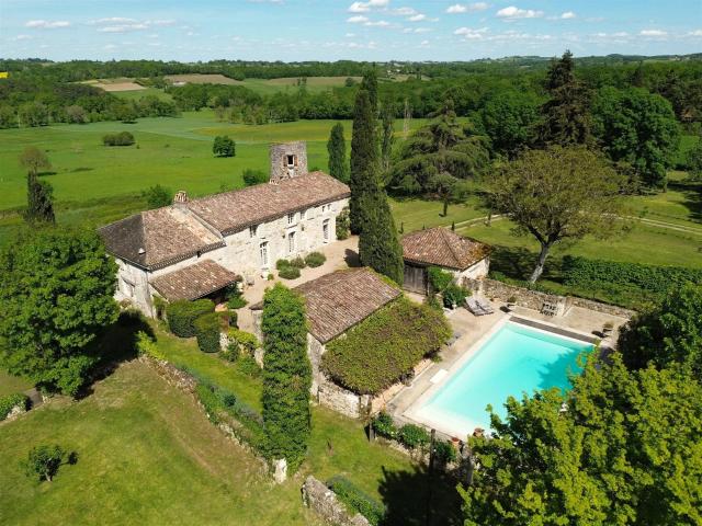 Propriété historique avec piscine, verger et vues sur la cam. 381m² Saint Antoine De Breuilh