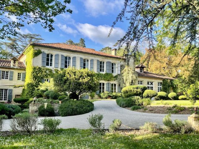 Propriété historique d'exception au coeur de 6 hectares de c 484m² Auch