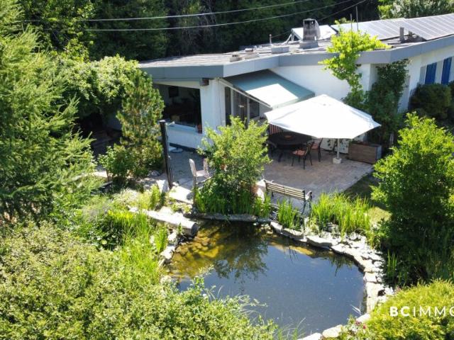 Propriété individuelle avec jardin arboré, bassin naturel et excellentes performances énergétiques