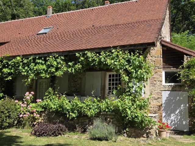 Propriété isolée sur grand terrain dans un cadre bucolique e. 114m² Salornay sur Guye