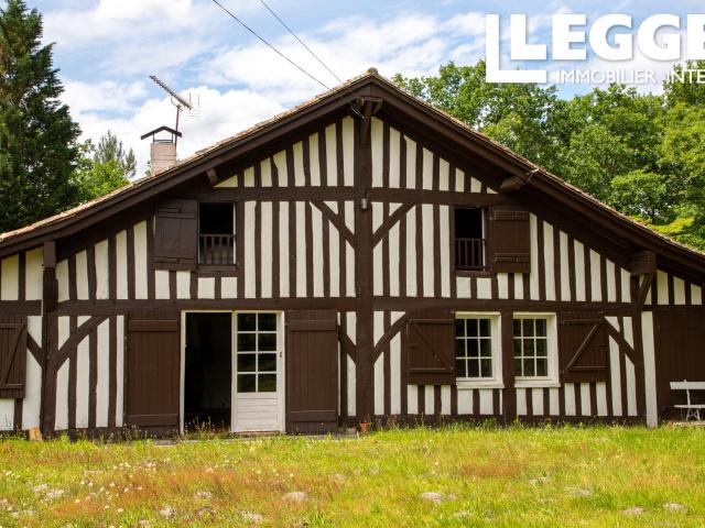 Charmante landaise de caractère, ancien pavillon de chasse, sur 6,2 ha de forêt avec piscine et dépendances