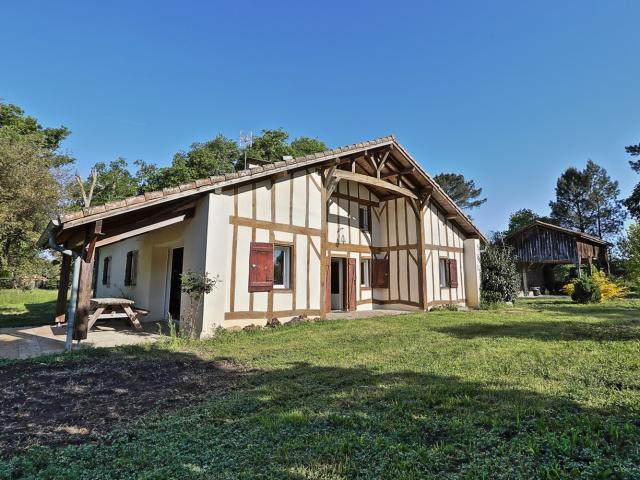 Propriété landaise sur 4 hectares composée de 3 habitations