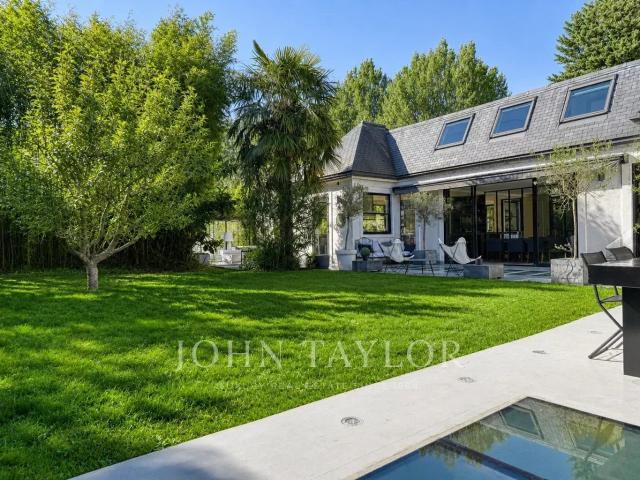 Propriété lumineuse avec jardin et piscine