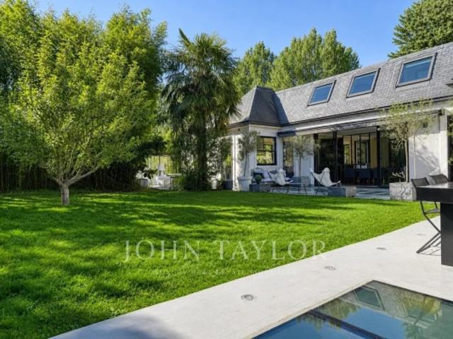 Propriété lumineuse avec jardin et piscine