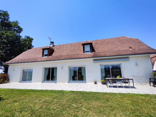 Propriété lumineuse avec quatre chambres et une vue sur les. 210m² Sauveterre de Béarn