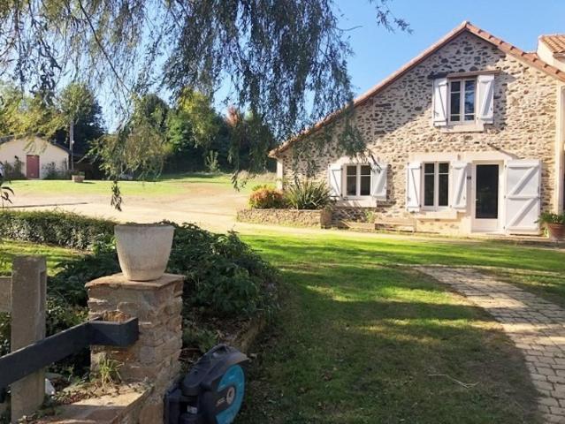 Propriété Moulin à 422 m² ROCHESERVIERE 85