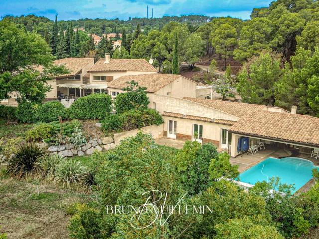 PROPRIETE MODERNE10 PIECES EN POSITION DOMINANTE SUR 1 ha