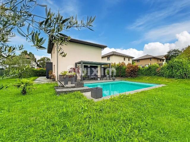 Propriété moderne avec piscine près de la frontière