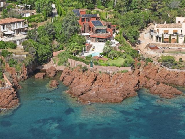PROPRIÉTÉ MODERNE PIED DANS L'EAU