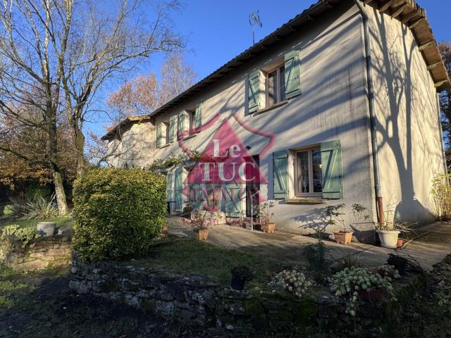 Propriété Maison et appartement isolé sans voisinage avec un ter