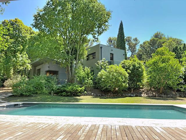 Propriété meublée de caractère du XVIIIe siècle avec piscine et maison d'amis à proximité écoles internationales