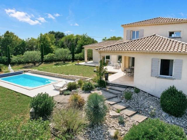 Propriété méridionale avec jardin et piscine, à 5 km d'Uzès
