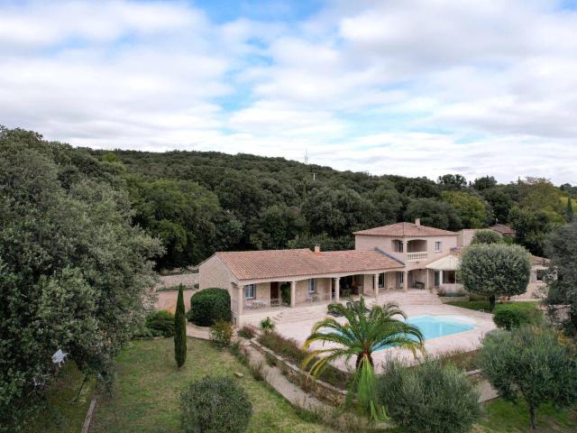 Propriété méridionale de 240 m² avec 2 gîtes et piscine 243m² Uzès