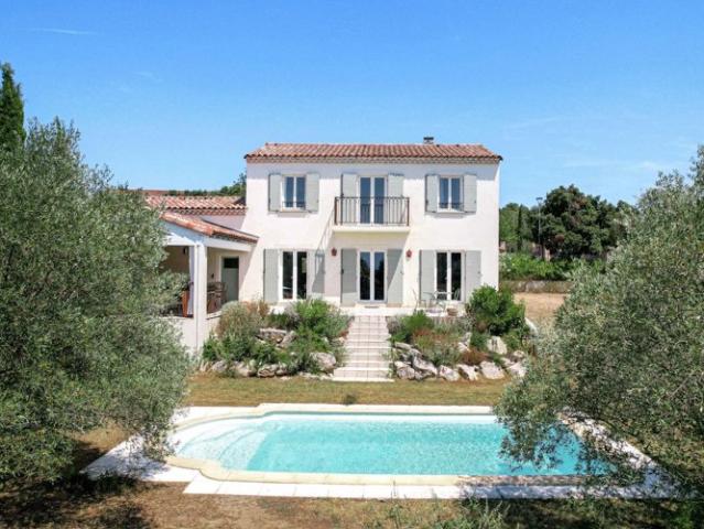 Propriété méridionale surplombant toute la région à 5.5 kms d’Uzès