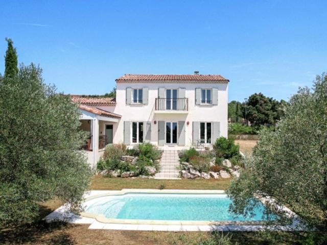 Propriété méridionale surplombant toute la région à 5.5 kms d'Uzès