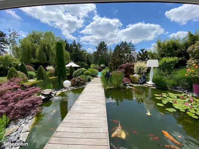 Propriété nichée sur un parc, 14 200 m², 6 ch, piscine, bassin, dépendances + 1 appartement en rez de jardin