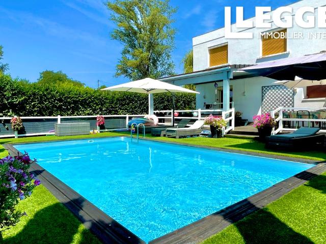 Propriété spacieuse récemment rénovée avec piscine et logement séparé pour les invités, située en ville