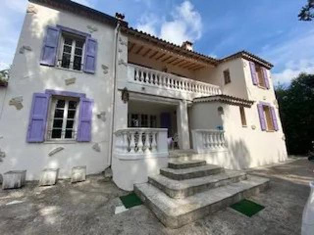 Propriété st paul de vence de 200m2 sur 2 niveaux au calme 3500m3 de terrain,piscine