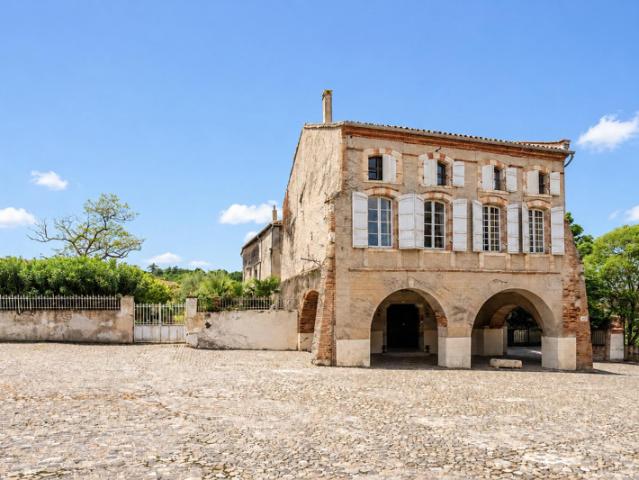 Propriété substantielle avec jardin dans un village dynamiqu