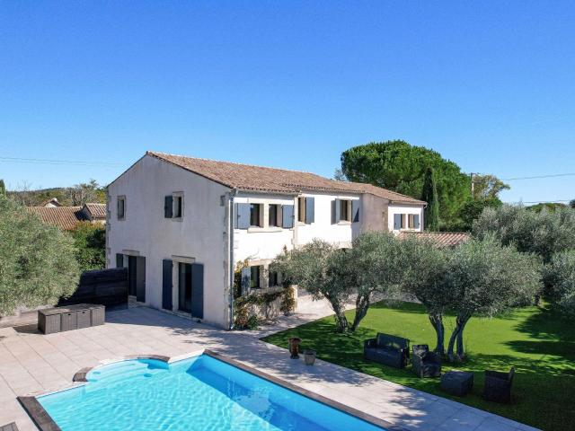 Propriété sud de 280 m2 avec jardin et piscine, à 5 km d’Uze. 280m² Uzès