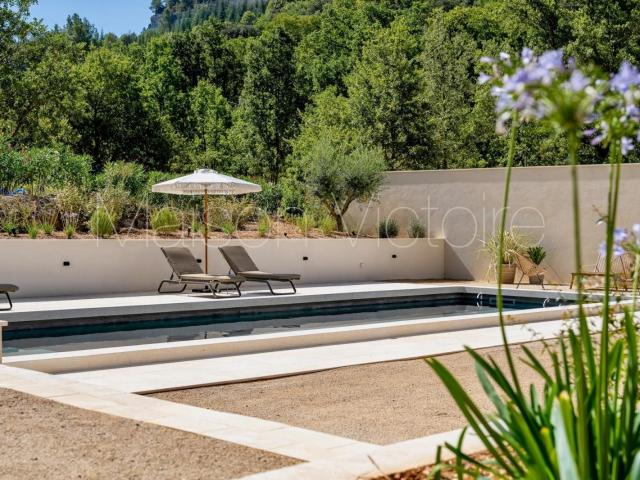 Propriété superbement rénovée avec vues dégagées. 221m² Oppède